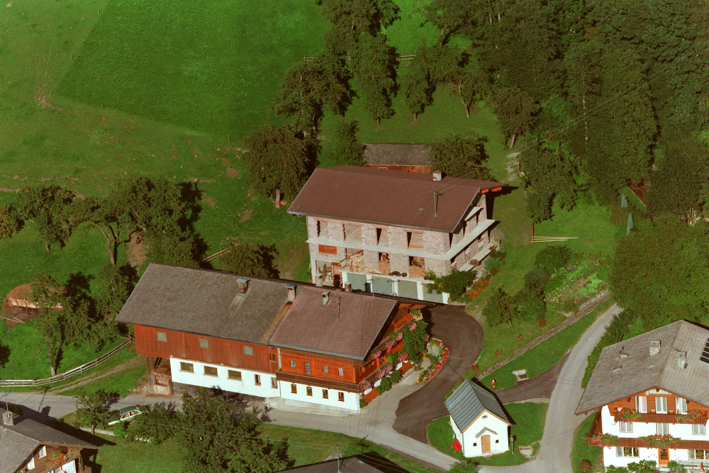 Schrägluftbild des Floacherhauses in Hart.