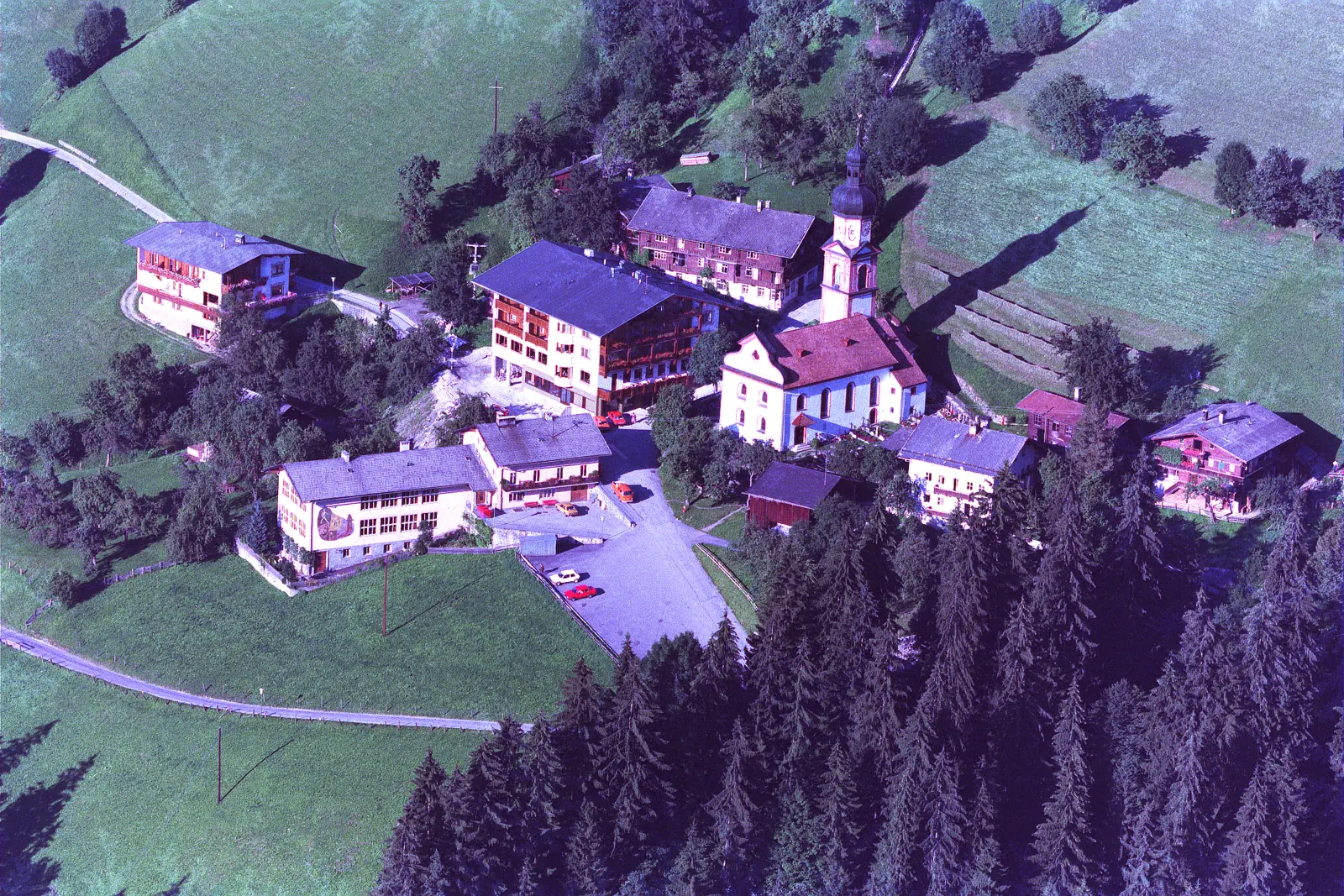 Schrägluftbild Kirche, Gemeindeamt und Hoppet