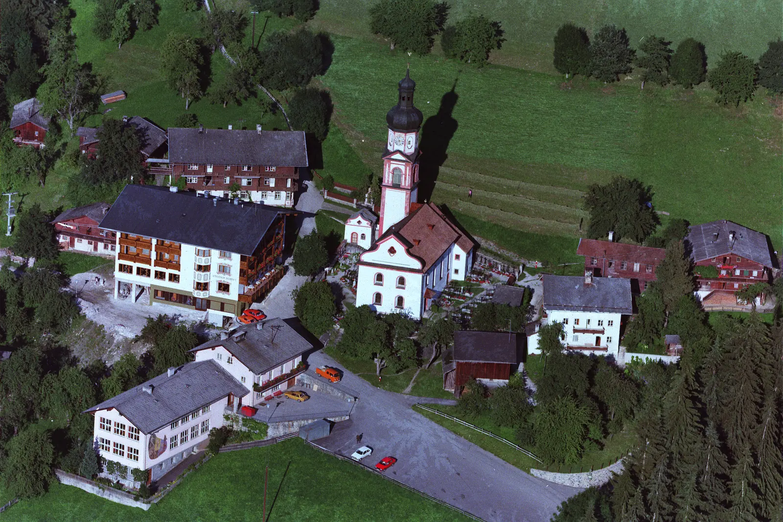 Schrägluftbild Kirche, Gemeindeamt und Hoppet