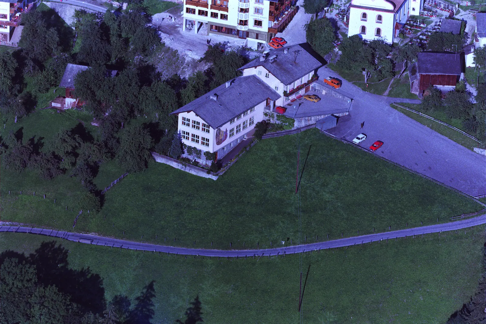 Schrägluftbild Kirche, Gemeindeamt und Hoppet