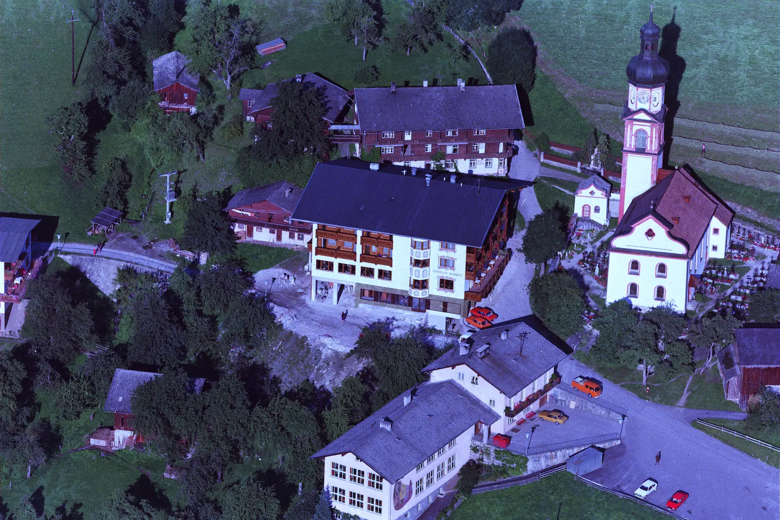 Schrägluftbild Kirche, Gemeindeamt und Hoppet