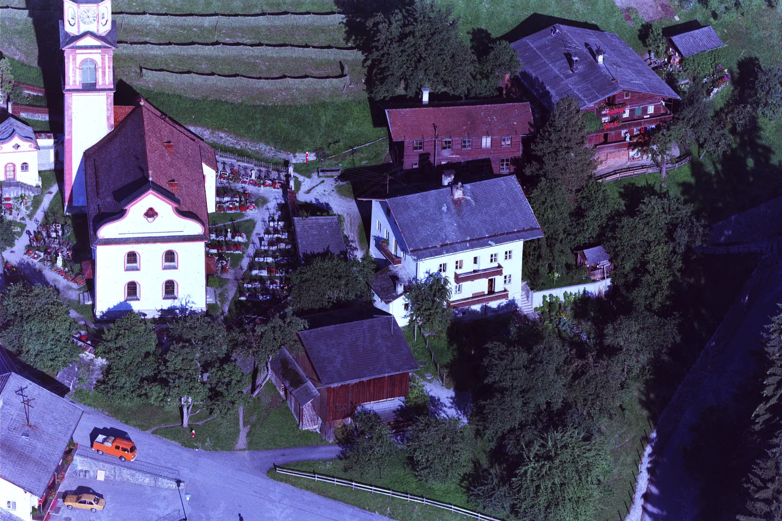 Schrägluftbild Kirche, Widum und Mesnerhaus