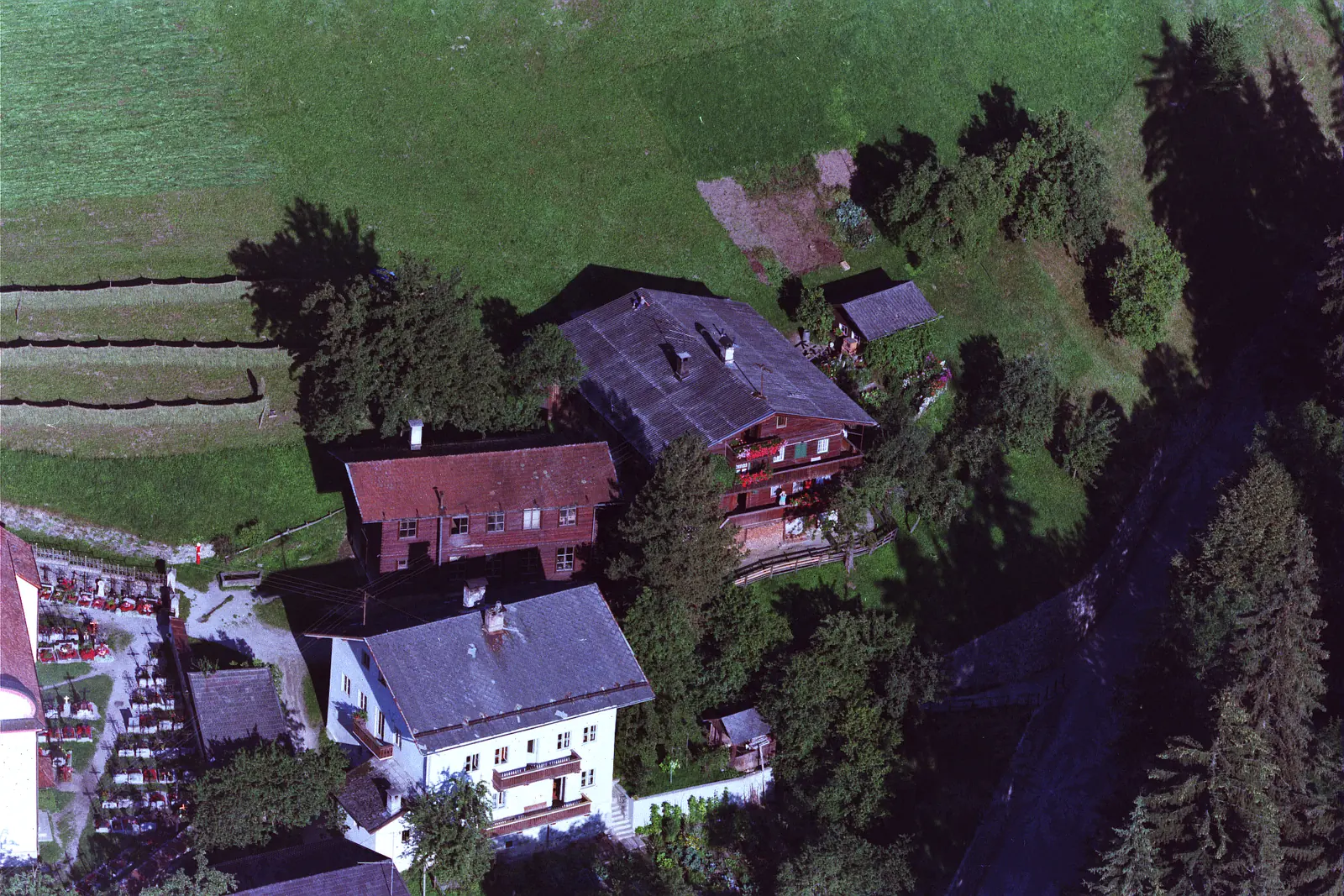 Widum und Mesnerhaus in Hart aus der Luft, aus geringerer Höhe.
