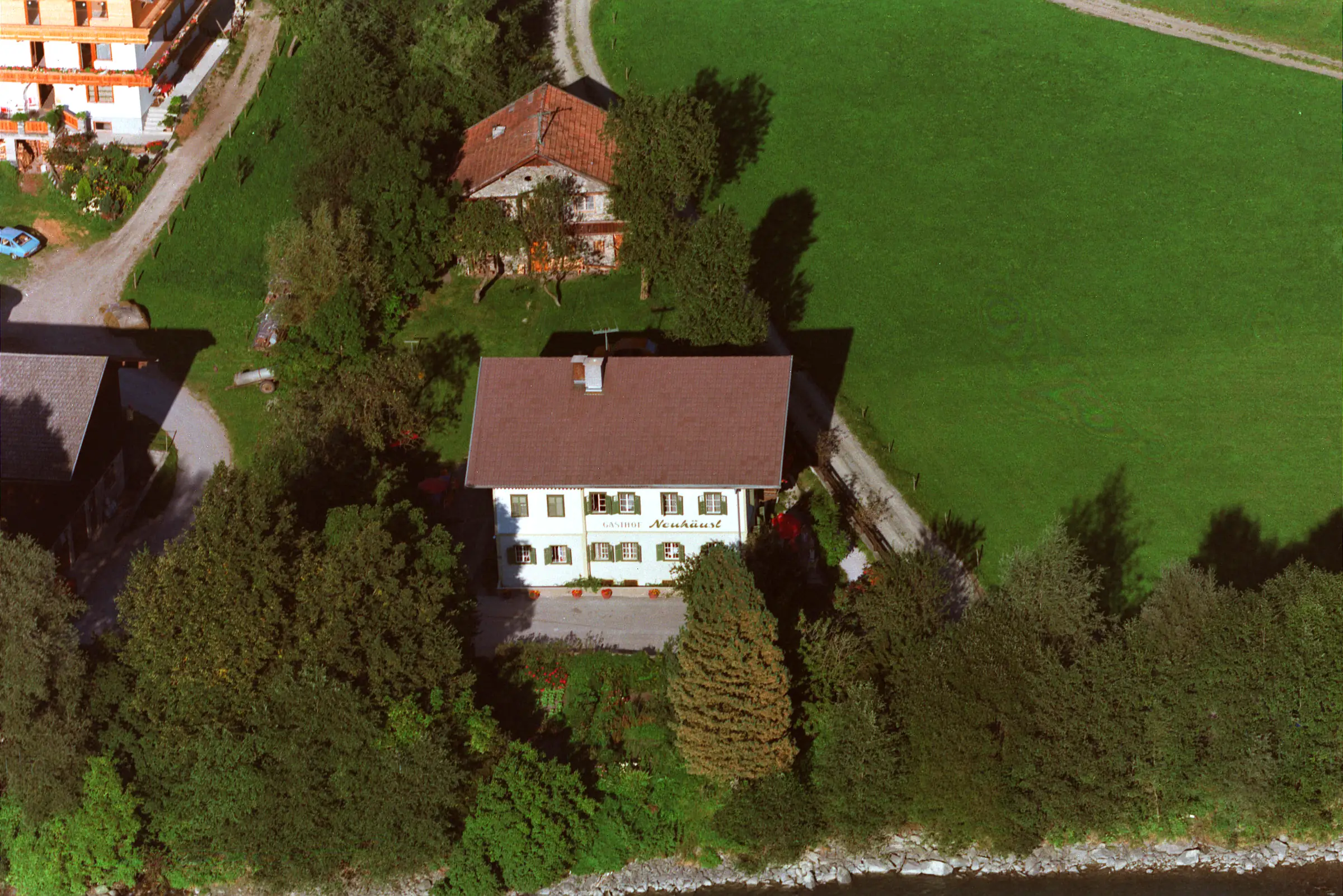 Schrägluftbild des Gasthofs Neuhäusl in Hart.