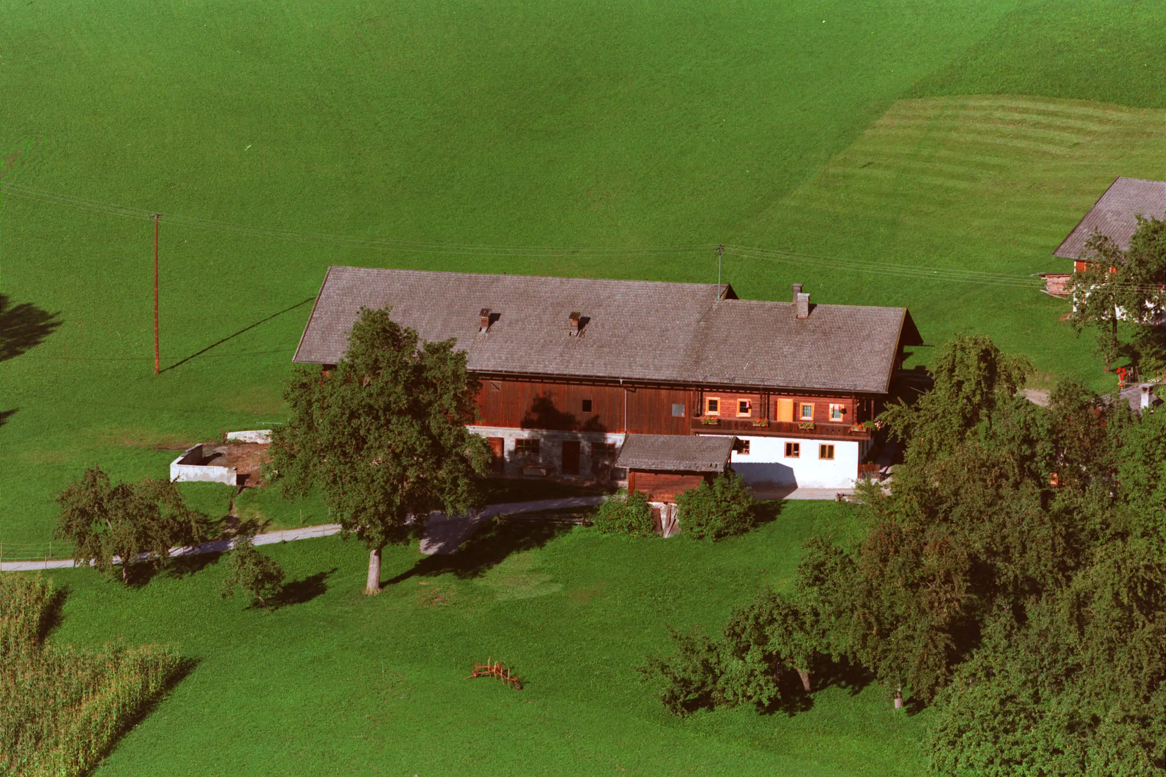 Schrägluftbild des Hofes Stuanach in Hart.